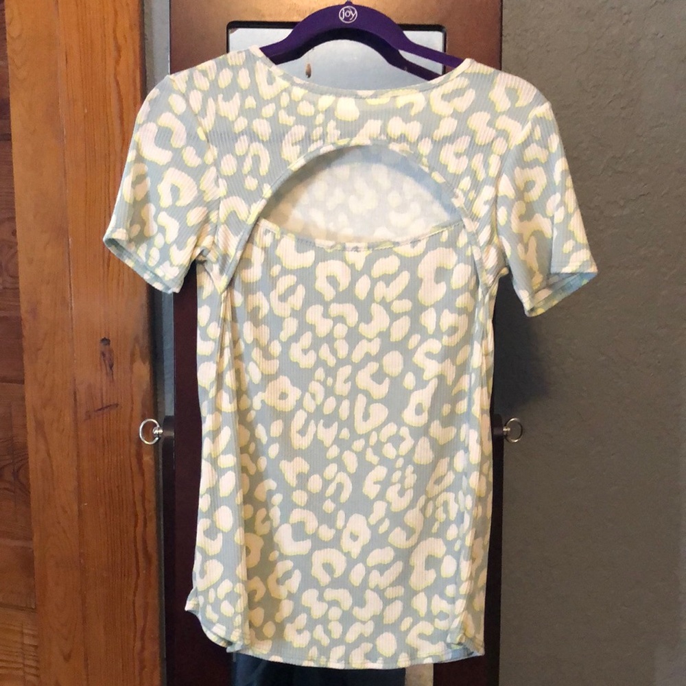 Short sleeve key hole top